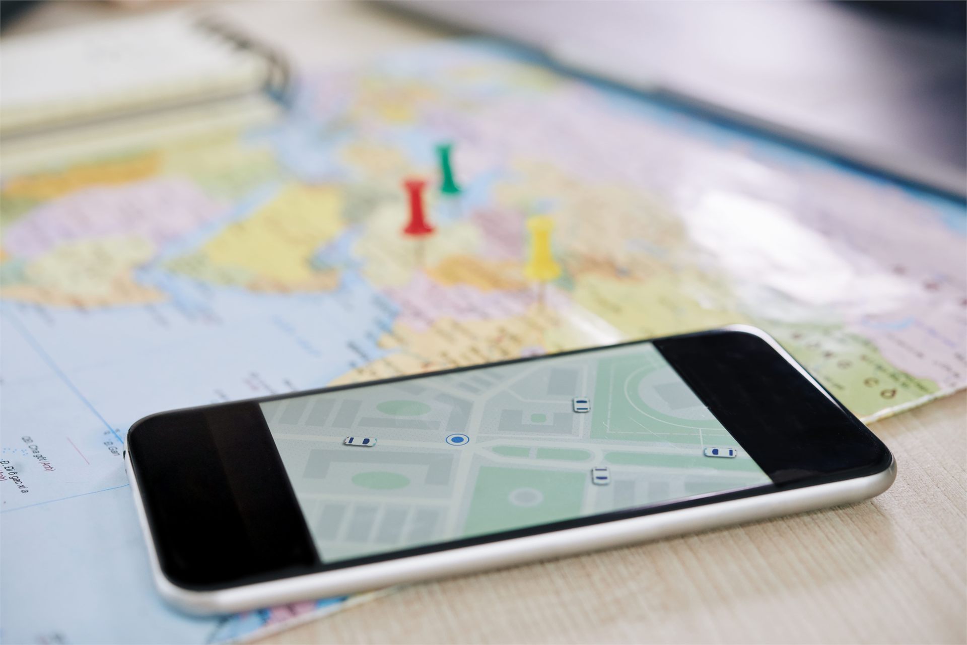 Véhicule sur une route surveillée par un traceur GPS